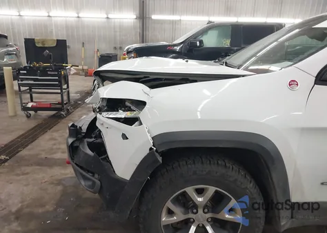 2015 Jeep Cherokee Trailhawk z USA, uszkodzony, nr VIN 1C4PJMBS1FW570175